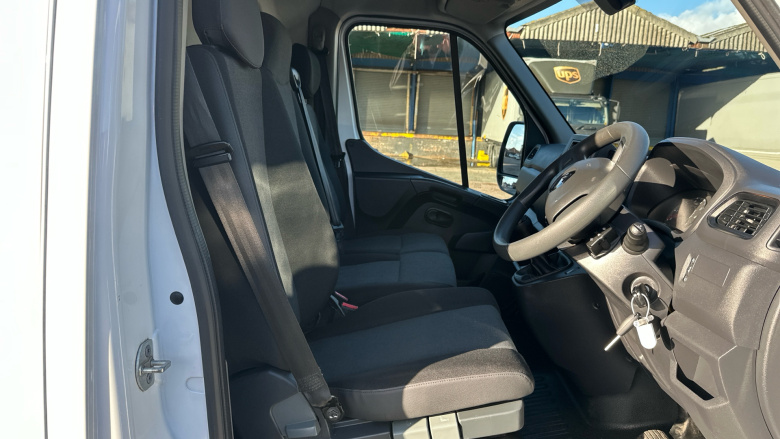 Renault Master Mwb Diesel Fwd MM35dCi 135 Business+ Medium Roof Van